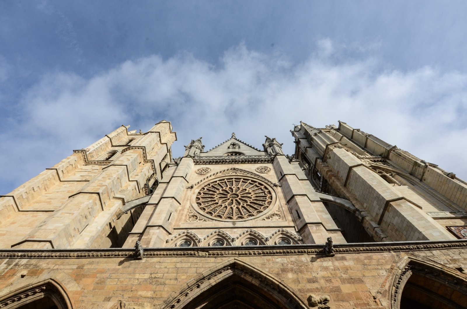 A low angle shot of the historic Catedral de Leon in Spain under the cloudy sky